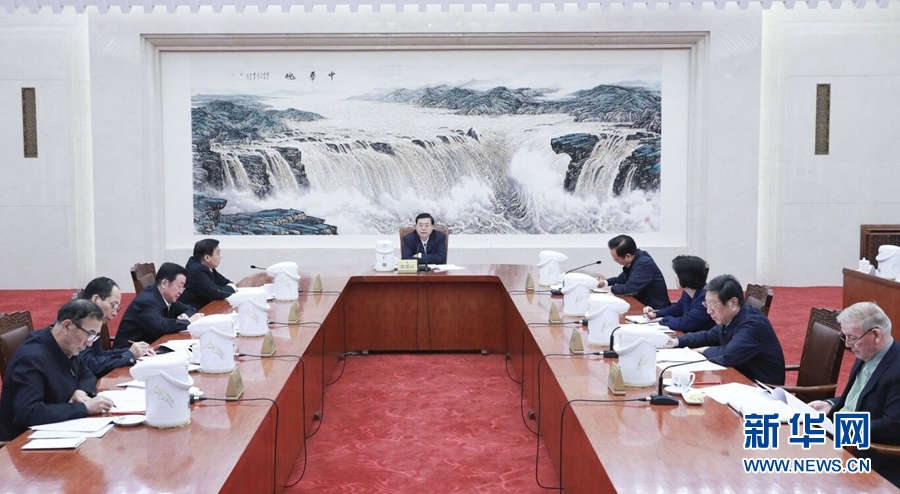 1月22日，中共十二屆全國(guó)人大常委會(huì)黨組在北京召開會(huì)議，認(rèn)真學(xué)習(xí)領(lǐng)會(huì)習(xí)近平總書記在黨的十九屆二中全會(huì)上的重要講話精神，研究全國(guó)人大常委會(huì)貫徹落實(shí)全會(huì)精神、做好憲法修改相關(guān)工作。全國(guó)人大常委會(huì)委員長(zhǎng)、常委會(huì)黨組書記張德江主持會(huì)議并講話。新華社記者 丁林 攝