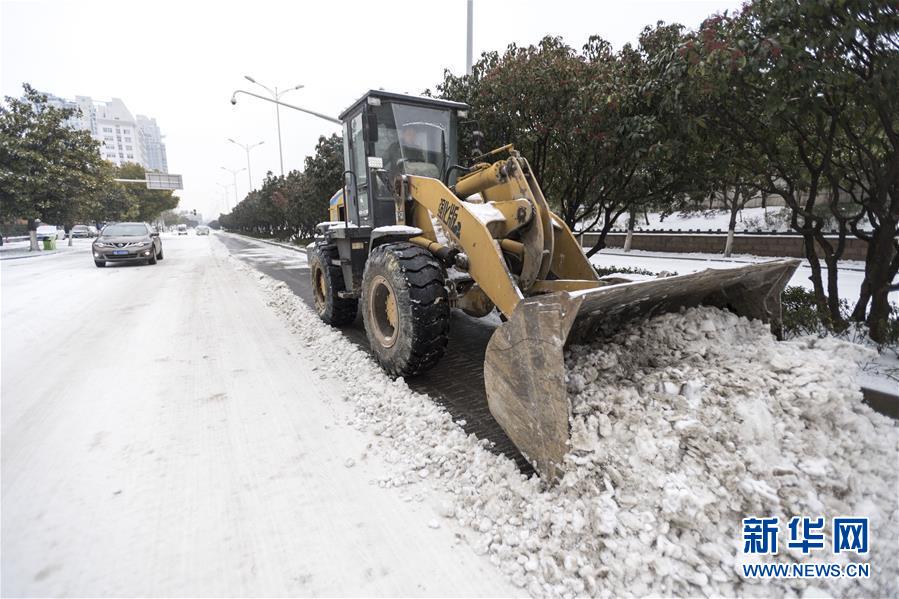 （新華全媒頭條）（9）雨雪冰凍中，他們奮力前行——基層黨員干群抗擊冰雪災(zāi)害紀(jì)實(shí)