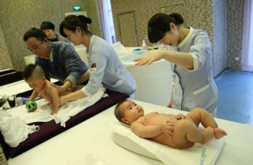 資料圖片：1月30日，母嬰家庭保健師在上海一家月子會(huì)所內(nèi)護(hù)理嬰兒。新華社記者 裴鑫 攝