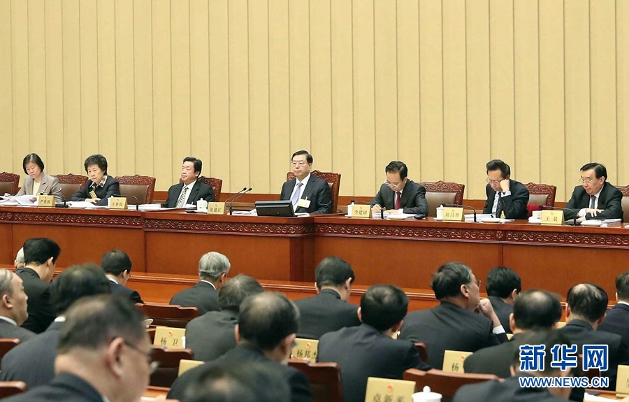 2月23日，十二屆全國(guó)人大常委會(huì)第三十三次會(huì)議在北京人民大會(huì)堂開幕。張德江委員長(zhǎng)主持會(huì)議。 新華社記者　劉衛(wèi)兵　攝