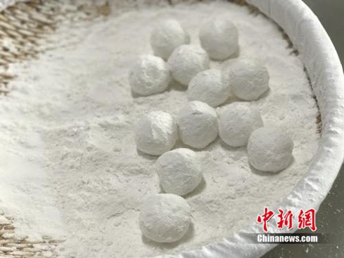 制作元宵時，首先要將餡料做好，沾上水，再投進盛滿糯米粉的笸籮內(nèi)搖。<a target='_blank'  ><p  align=