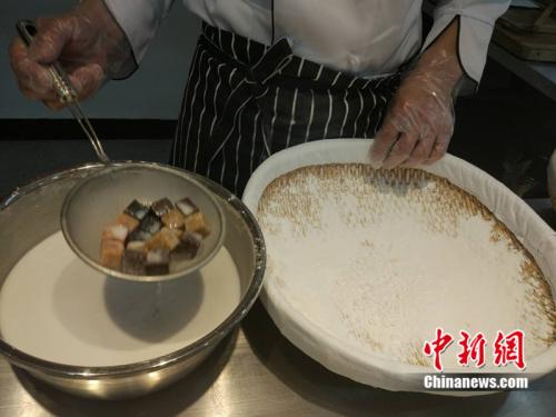 制作元宵時，首先要將餡料做好，沾上水，再投進盛滿糯米粉的笸籮內(nèi)搖。<a target='_blank'  ><p  align=