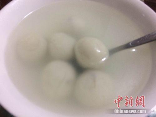資料圖：湯圓煮制后，表面比元宵光滑，湯水相對清澈。 <a target='_blank'  ><p  align=