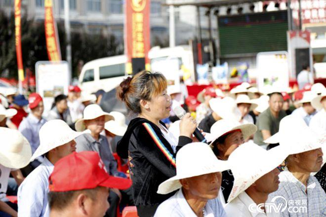 活動(dòng)現(xiàn)場(chǎng)，農(nóng)民搶答問題