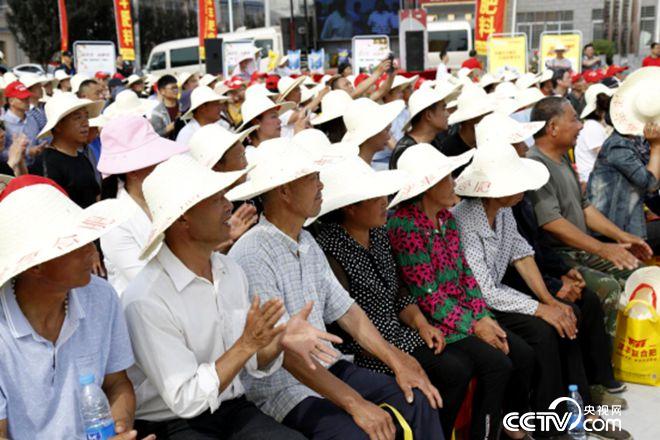 活動(dòng)現(xiàn)場(chǎng)，農(nóng)戶們聽講很認(rèn)真