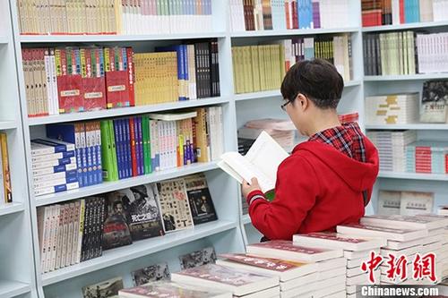 5月9日，一女子在哈爾濱市某書店選購(gòu)圖書。從5月1日至5月4日，全國(guó)32家紙廠宣布漲價(jià)，各紙種漲價(jià)幅度為每噸100元至300元不等。對(duì)此，出版行業(yè)業(yè)內(nèi)人士表示“因?yàn)榧垙垉r(jià)格上漲，直接造成了出版成本的明顯增加，出版行業(yè)只能被迫對(duì)圖書定價(jià)進(jìn)行調(diào)整。”
<a target='_blank' >中新社</a>記者 于琨 攝