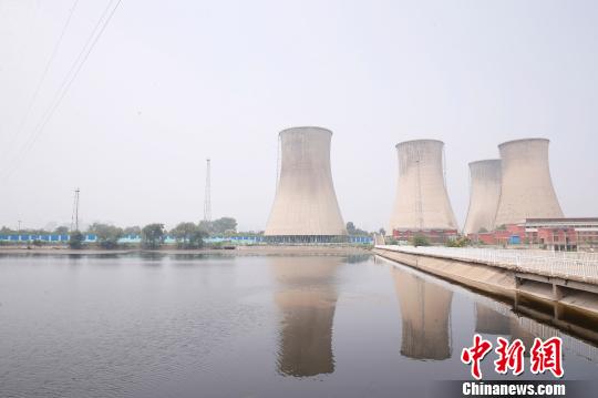 按照規(guī)劃，位于首鋼園區(qū)內(nèi)的滑雪大跳臺建成后將成為世界首例永久保留和使用的單板大跳臺場地。圖為單板大跳臺選址所在地?！№n海丹 攝