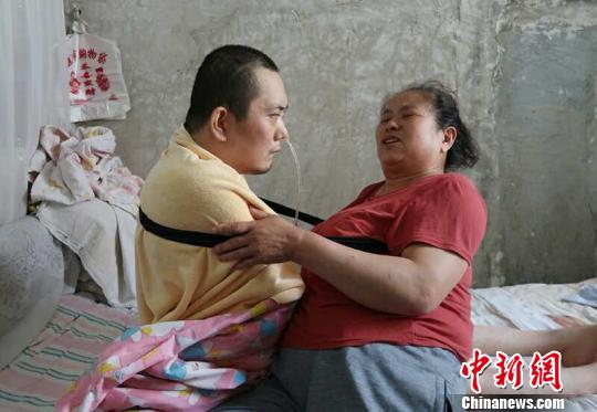 身體日漸衰老的梁青蘭每次幫兒子翻身、坐立，全身的衣物都要濕透一次。　尚明俠 攝