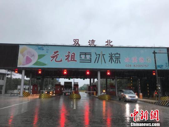 網(wǎng)傳車輛被淹的收費(fèi)站現(xiàn)狀?！＄娦?攝