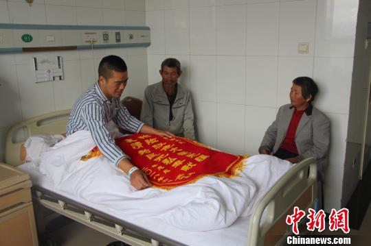 被救的李忠起、張總鳳夫婦看望受傷后的李運飛?！⊥粲?攝
