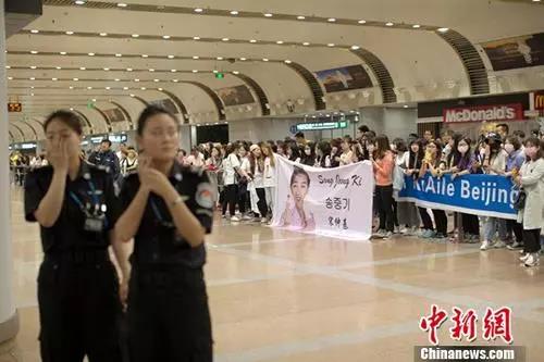 資料圖為一名韓國藝人的“粉絲”在北京首都國際機場接機。<a target='_blank' ><p  align=
