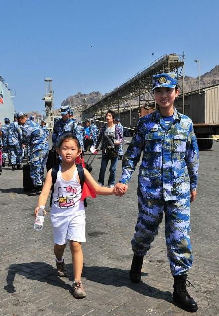 2015年3月，也門(mén)，海軍女戰(zhàn)士牽著一名小女孩的手準(zhǔn)備登上軍艦。