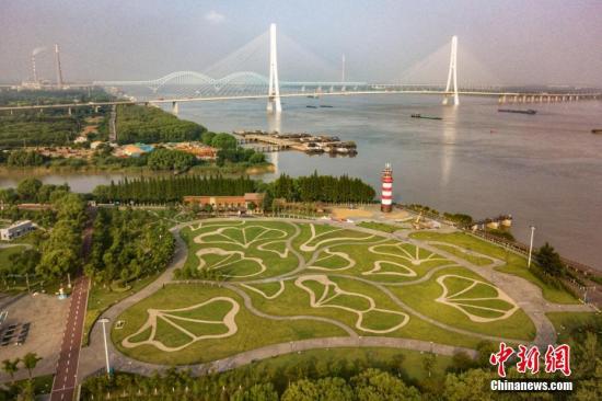 8月9日，航拍南京魚嘴濕地公園，旁邊就是南京第三長江大橋。 <a target='_blank' >中新社</a>記者 泱波 攝