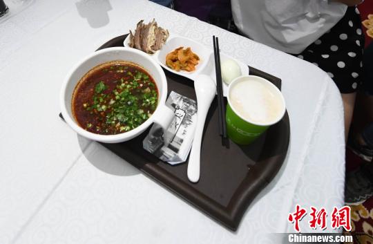 圖為“環(huán)西部火車游Y667/8次”列車上推出蘭州牛肉面套餐，套餐38元，有一碗牛肉面、一碟牛肉、一個雞蛋、一份小菜、一份甜胚子?！钇G敏 攝
