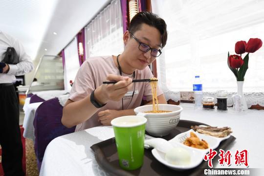 圖為旅客在列車上享用正宗牛肉面。　楊艷敏 攝