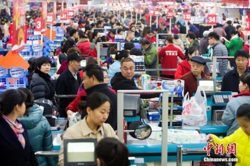 資料圖：民眾購買生活用品。張?jiān)?攝
