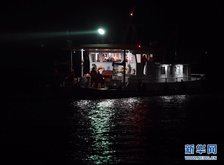 （重慶公交車墜江事故·圖文互動）（2）夜幕降臨，重慶萬州公交客車墜江事故救援工作仍在進(jìn)行中