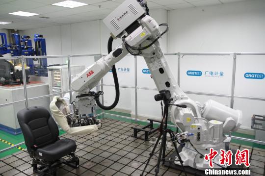 機(jī)器人測試桌椅?！”R育辛 攝