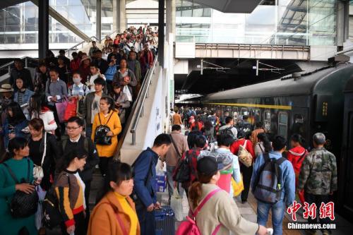 資料圖：2018年3月12日，旅客在昆明火車站進(jìn)站乘車。<a target='_blank' ><p  align=