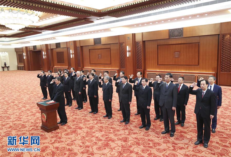 （兩會(huì)）國(guó)務(wù)院部長(zhǎng)、委員會(huì)主任、中國(guó)人民銀行行長(zhǎng)、審計(jì)長(zhǎng)進(jìn)行憲法宣誓