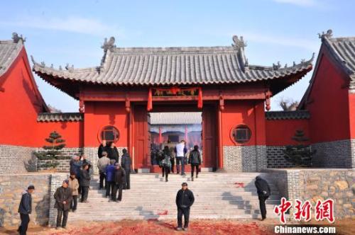 資料圖：元旦小長假期間，威海南海新區(qū)云龍山上舉辦新年廟會(huì)?！⒉?攝