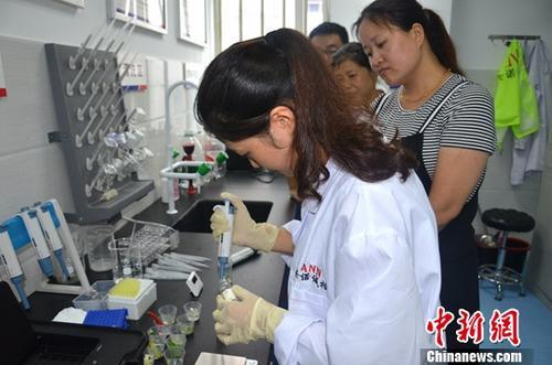 資料圖：工作人員根據(jù)消費者要求現(xiàn)場檢驗，共筑食品安全。<a target='_blank' ><p  align=