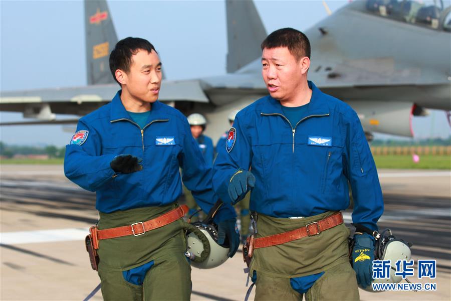 （新華全媒頭條·圖文互動(dòng)）（3）戰(zhàn)鷹，為祖國奮飛——記空軍航空兵某旅旅長(zhǎng)、特級(jí)飛行員郝井文