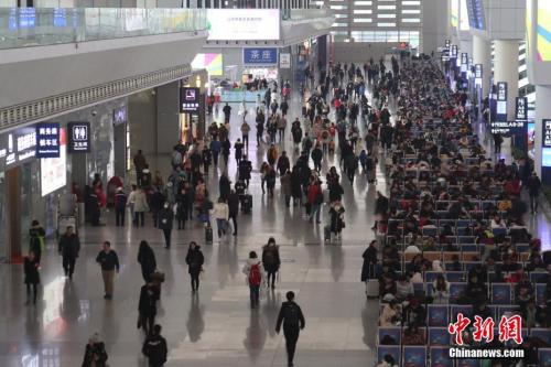 資料圖：2018年12月29日，成都東站候車大廳旅客如織，迎來(lái)2019年元旦小長(zhǎng)假出行高峰。張浪 攝