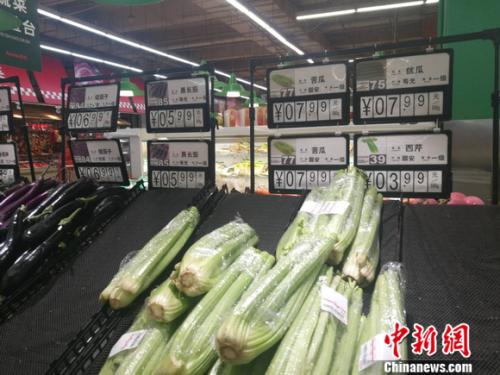 圖為超市里的蔬菜攤。正值晚間，一些菜已被人們買空。 謝藝觀 攝