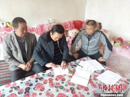 資料圖：圖為扶貧隊伍進貧困戶里，給貧困戶宣講政策?！＄娦?攝