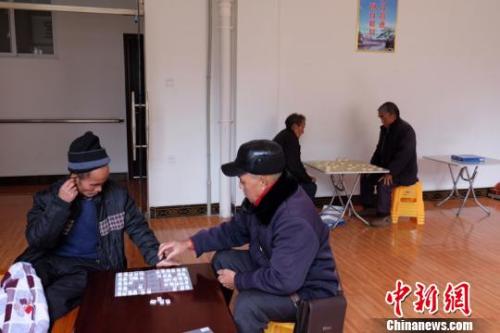 資料圖：老人們在下棋。徐學(xué)練 攝。