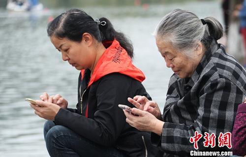 圖為中國(guó)中老年女性使用智能手機(jī)上網(wǎng)。(資料圖) 劉占昆 攝