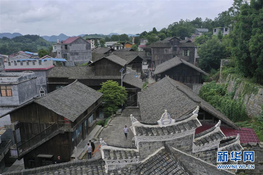 （壯麗70年·奮斗新時代——記者再走長征路·圖文互動）（3）手捧棉被憶紅軍：走了那么多年，我們都念他們的好