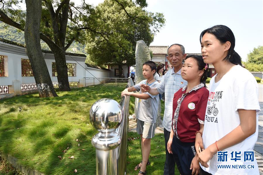 （壯麗70年·奮斗新時代——記者再走長征路·圖文互動）（3）“紅軍樹”下憶初心、守初心