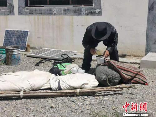 圖為黨確桑布展示以前巡邊時(shí)要帶的東西。 謝藝觀 攝