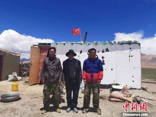 圖為黨確桑布和兩個(gè)兒子。 謝藝觀 攝