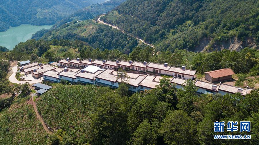 （在習近平新時代中國特色社會主義思想指引下——新時代新作為新篇章·總書記關(guān)心的百姓身邊事·圖文互動）（1）“四好農(nóng)村路”：通向幸福，通向遠方