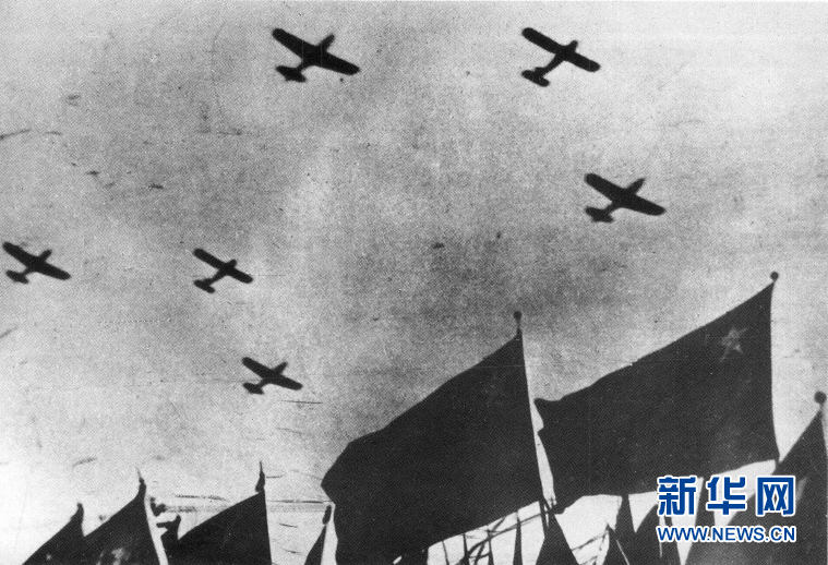 （新華全媒頭條·人民空軍70年·圖文互動）（1）陽光照耀奮飛的航程——黨中央、中央軍委和習主席關心人民空軍建設發(fā)展紀實
