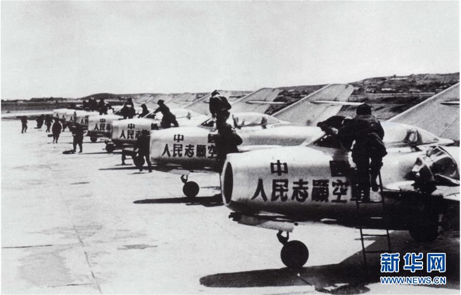 （新華全媒頭條·人民空軍70年·圖文互動）（3）陽光照耀奮飛的航程——黨中央、中央軍委和習主席關心人民空軍建設發(fā)展紀實