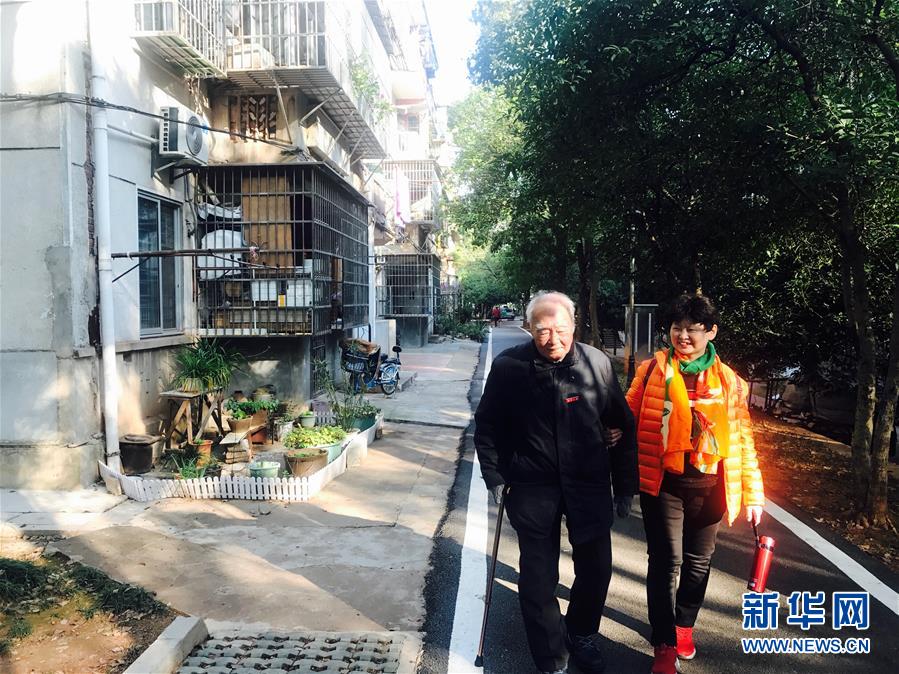 （新華全媒頭條·圖文互動(dòng)）（8）滄海橫流 信仰彌堅(jiān)——記共產(chǎn)黨員、湘潭大學(xué)九旬教授滄南