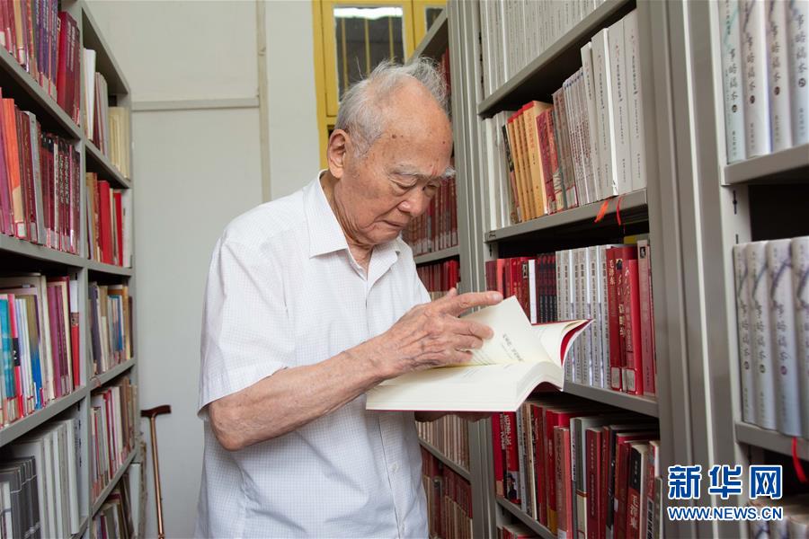 （新華全媒頭條·圖文互動(dòng)）（6）滄海橫流 信仰彌堅(jiān)——記共產(chǎn)黨員、湘潭大學(xué)九旬教授滄南