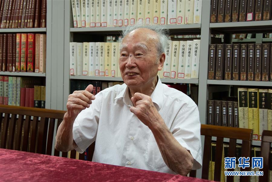 （新華全媒頭條·圖文互動(dòng)）（5）滄海橫流 信仰彌堅(jiān)——記共產(chǎn)黨員、湘潭大學(xué)九旬教授滄南