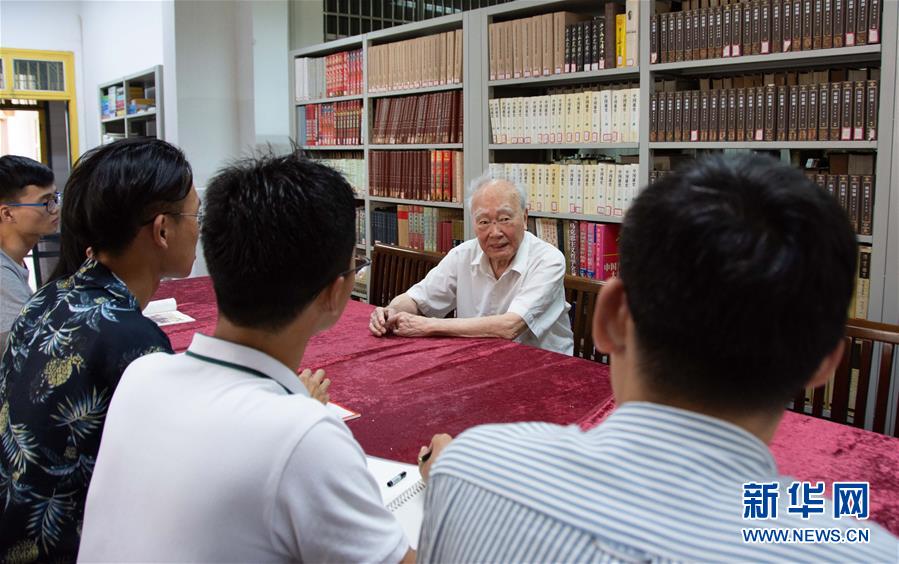 （新華全媒頭條·圖文互動(dòng)）（4）滄海橫流 信仰彌堅(jiān)——記共產(chǎn)黨員、湘潭大學(xué)九旬教授滄南