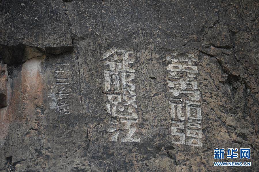 （新華全媒頭條·圖文互動）（7）格?；ㄩ_滿天路——寫在川藏公路通車65周年之際