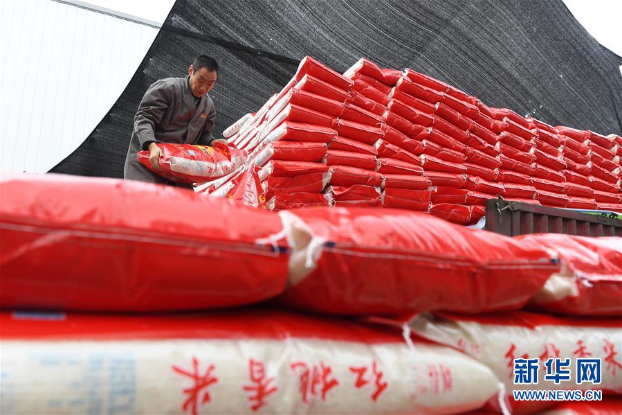 （在習(xí)近平新時(shí)代中國(guó)特色社會(huì)主義思想指引下——新時(shí)代新作為新篇章·總書(shū)記關(guān)切高質(zhì)量發(fā)展·圖文互動(dòng)）（4）穩(wěn)住“一頭豬”、供好“一袋米”、配好“一籃菜