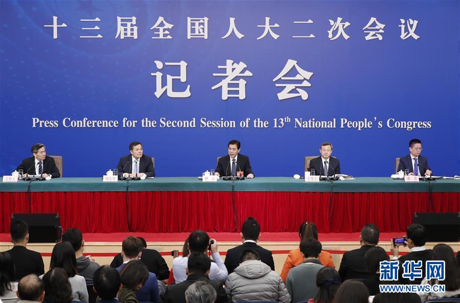 （兩會(huì)·XHDW）（1）商務(wù)部部長(zhǎng)鐘山等就“促進(jìn)形成強(qiáng)大國(guó)內(nèi)市場(chǎng) 推動(dòng)全方位對(duì)外開放”答記者問(wèn)