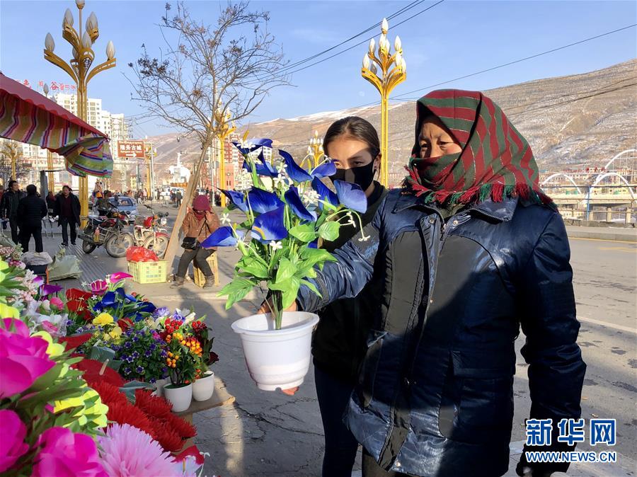 （新春走基層·圖文互動）（2）“只要備好年貨，新的一年就可以風(fēng)調(diào)雨順”——臘月藏區(qū)年貨市場見聞