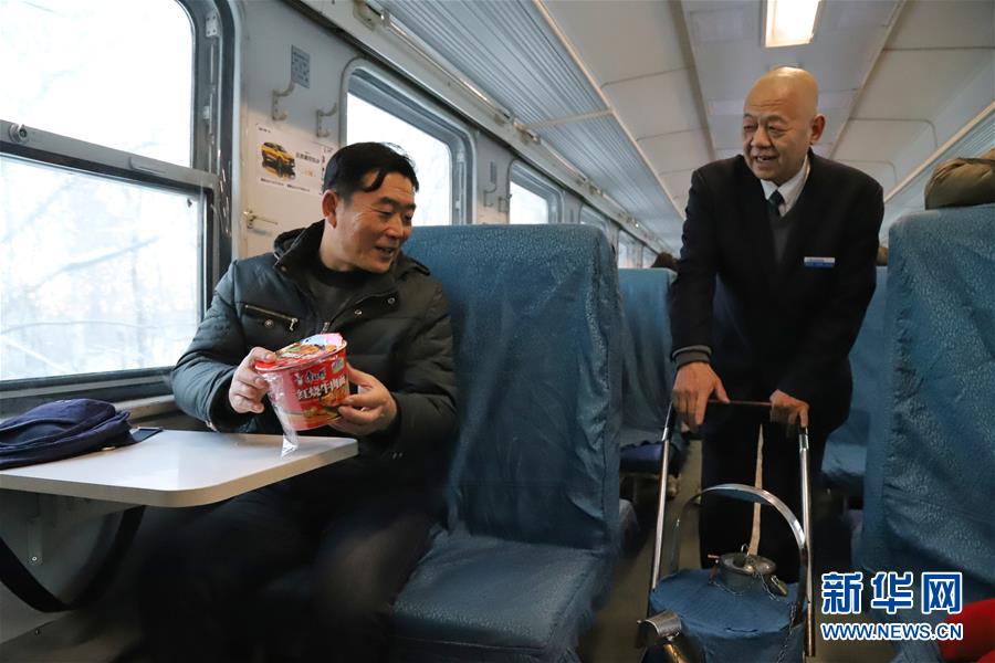 （新春走基層·圖文互動(dòng)）（1）小康路上，與“小慢車”同行——長(zhǎng)白山區(qū)綠皮火車二三事
