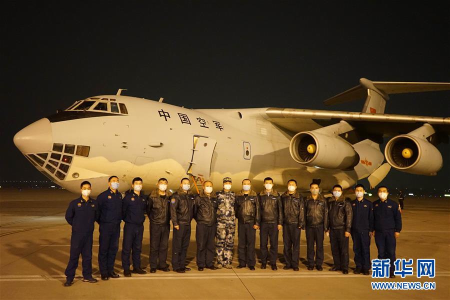 （新型肺炎疫情防控·圖文互動(dòng)）（2）除夕夜，他們這樣出征——空軍軍醫(yī)大學(xué)醫(yī)療隊(duì)出征武漢疫區(qū)見(jiàn)聞