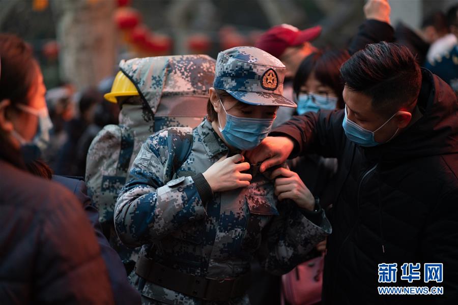 （新型肺炎疫情防控·圖文互動(dòng)）（1）除夕夜，他們這樣出征——空軍軍醫(yī)大學(xué)醫(yī)療隊(duì)出征武漢疫區(qū)見(jiàn)聞